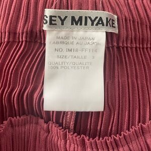EUC Issey Miyake pleated women’s pants in mauve/burgandy